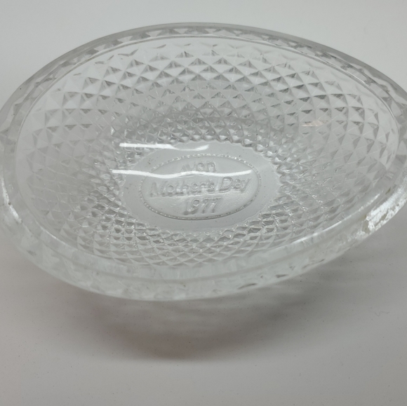 Vintage 1977 Avon Mother's Day Fostoria Crystal Egg Shaped Soap Dish - Picture 6 of 8
